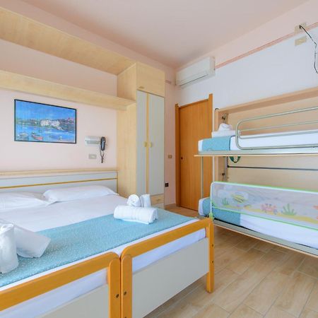 Hotel Colorado リミニ エクステリア 写真
