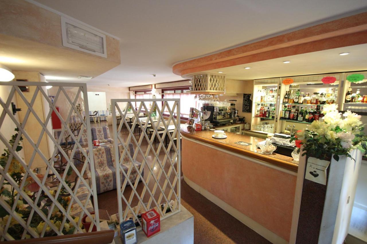 Hotel Colorado リミニ エクステリア 写真