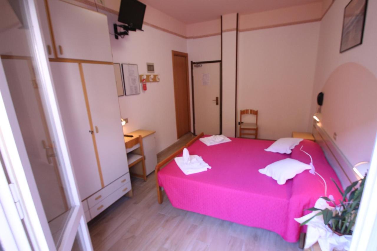 Hotel Colorado リミニ エクステリア 写真