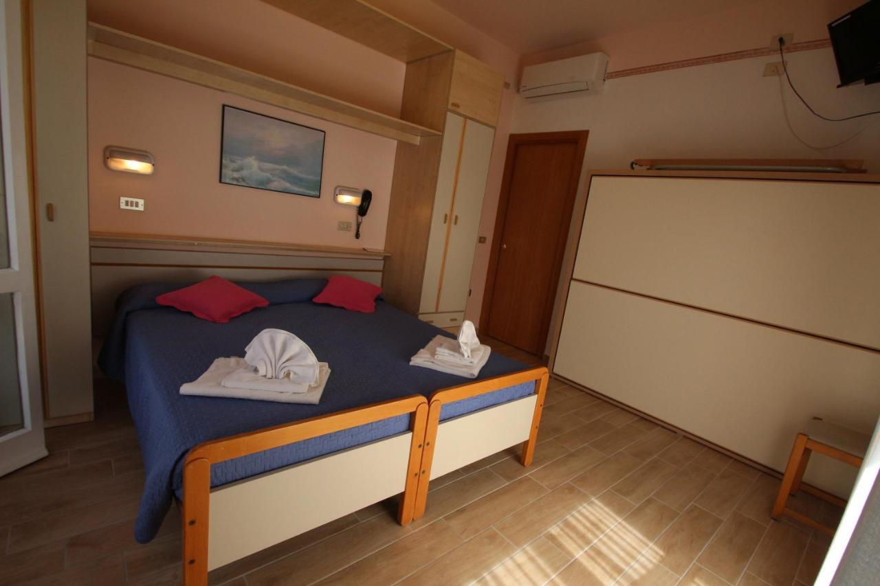 Hotel Colorado リミニ エクステリア 写真
