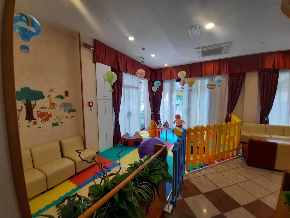 Hotel Colorado リミニ エクステリア 写真